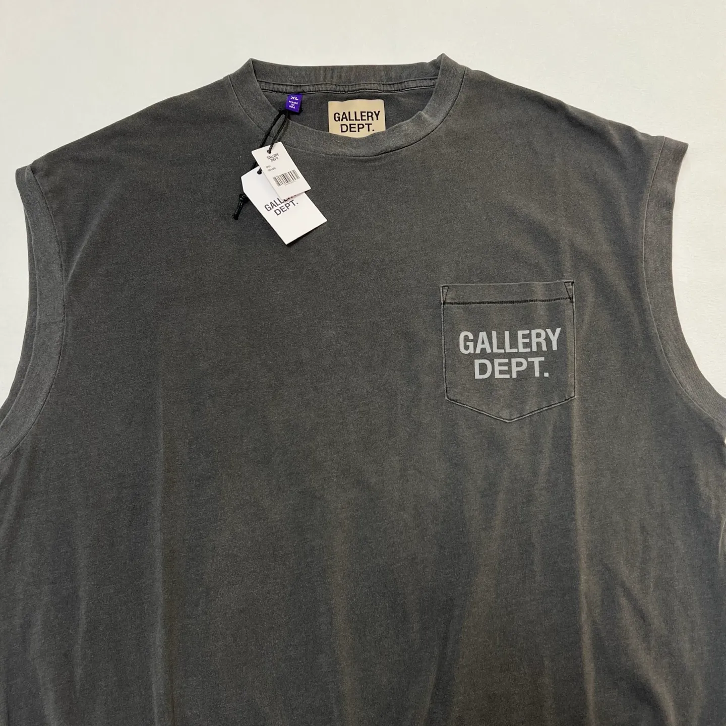 GALLERY DEPT. AUGI SLEEVELESS TEE/VINTAGE BLACK/NAVY/WHT English pocket sleeveless vest TEE Washed black/navy blue/white S-XL Same as the original version Super comfortable summer brushed lightweight material No sense of comfort on the upper body Loose and crisp fit Comfortable and breathable